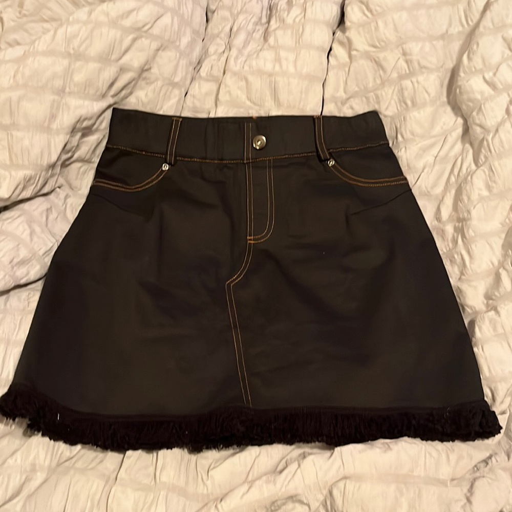 cute black skirt!!